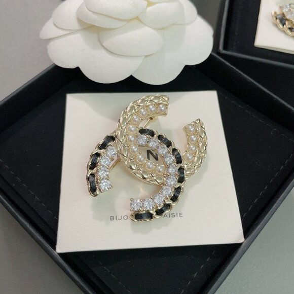 CHANEL Creative Exquisite Brooch - Picture 6 of 6